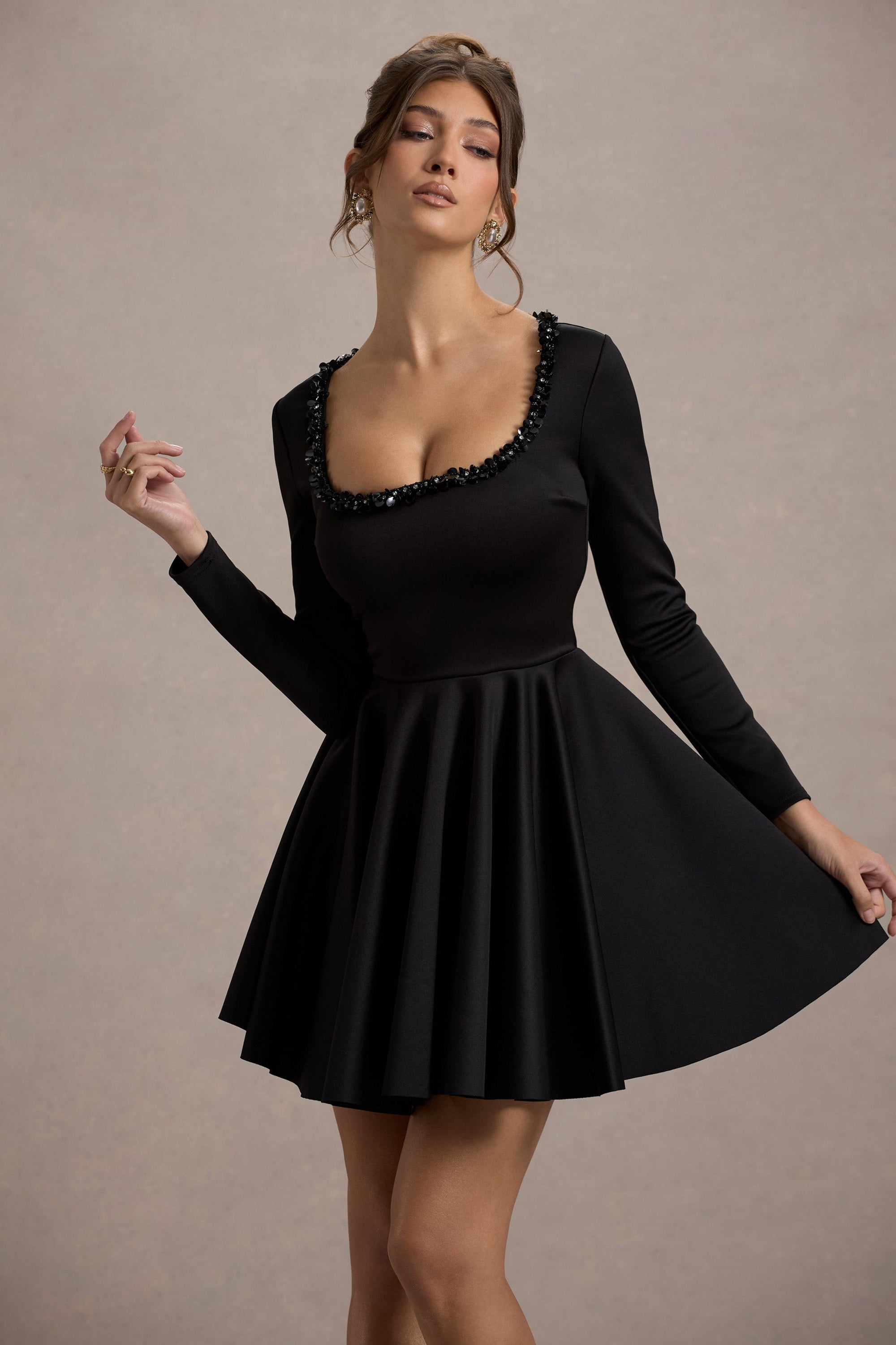 Wilder | Mini-robe noire à décolleté carré manches longues et jupe patineuse