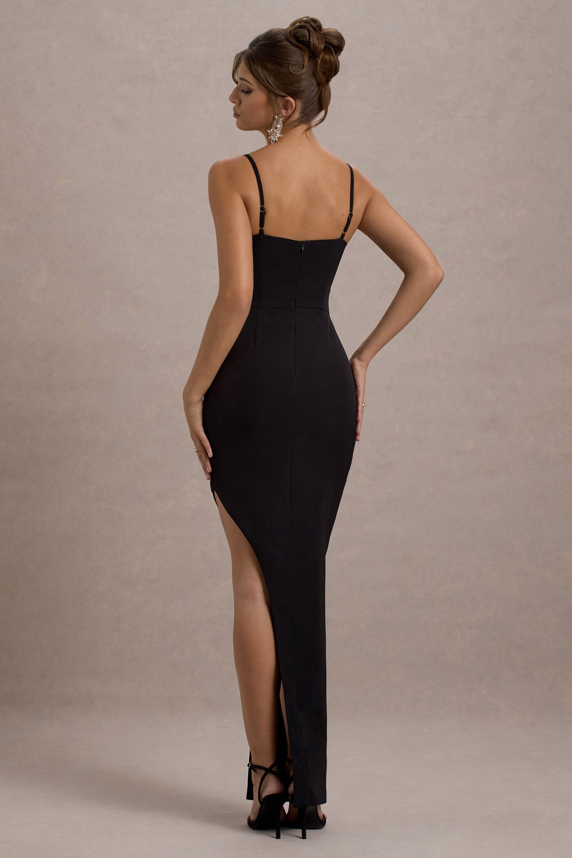 Ignacia | Robe longue noire asymétrique avec détails ornés de sequins