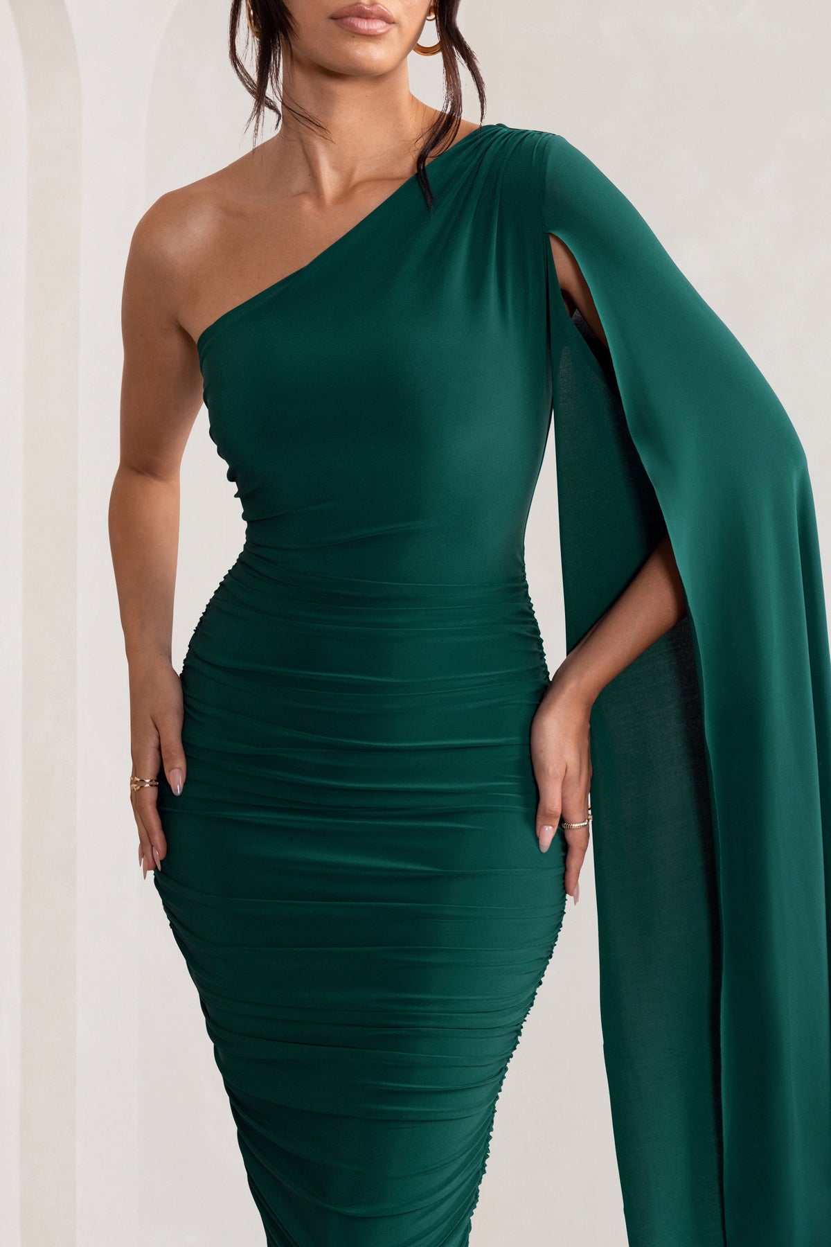 Yara | Robe mi-longue asymétrique verte froncée avec cape