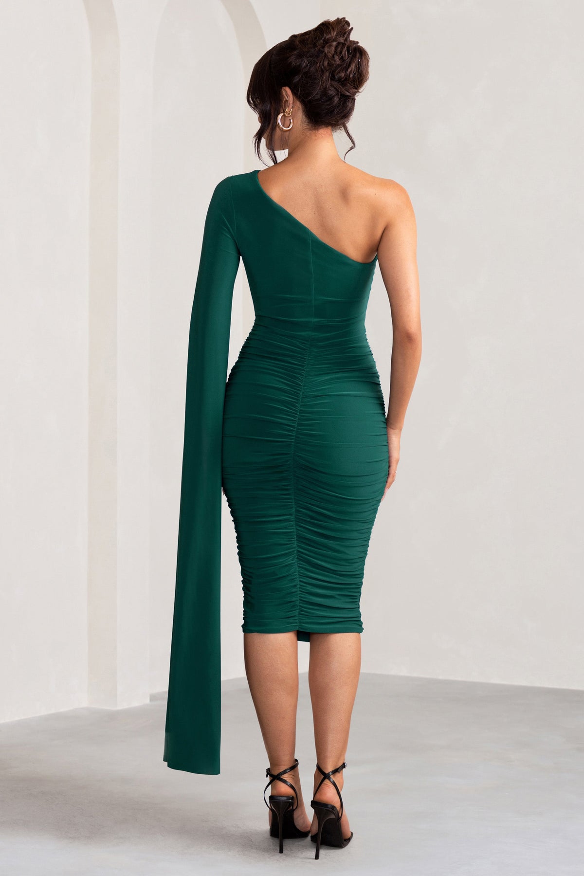 Yara | Robe mi-longue asymétrique verte froncée avec cape