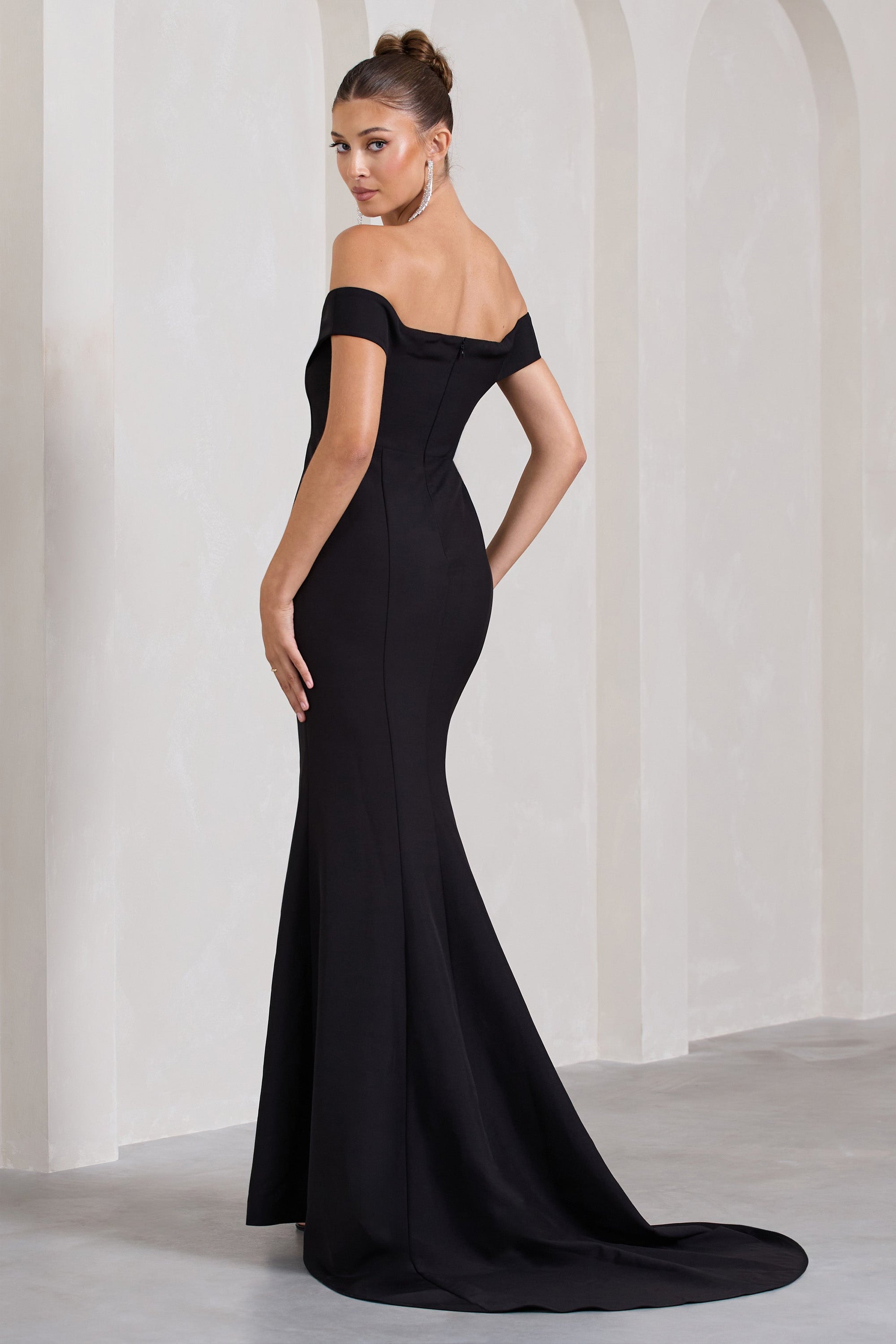 Karma | Robe longue noire à encolure bardot et fente sur le côté