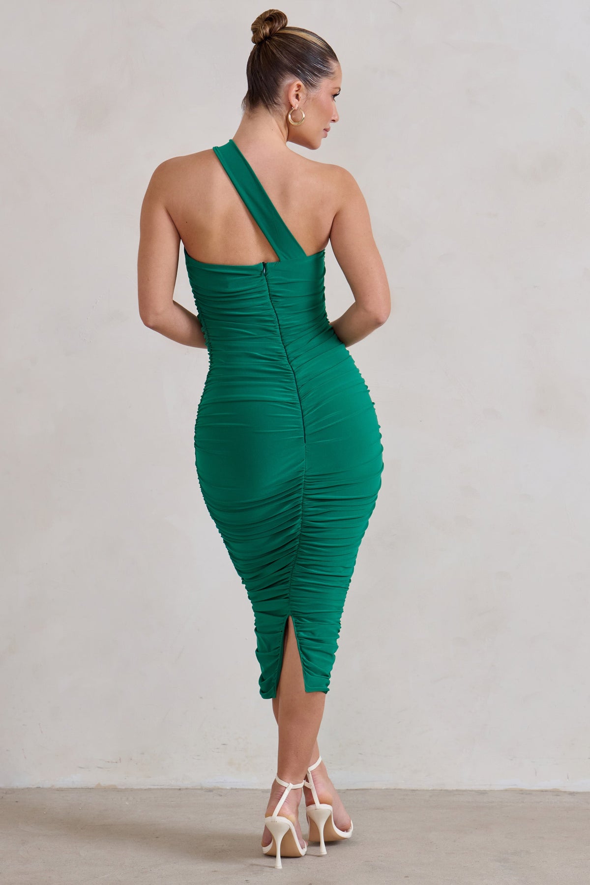 Connie | Robe mi-longue verte froncée à encolure asymétrique