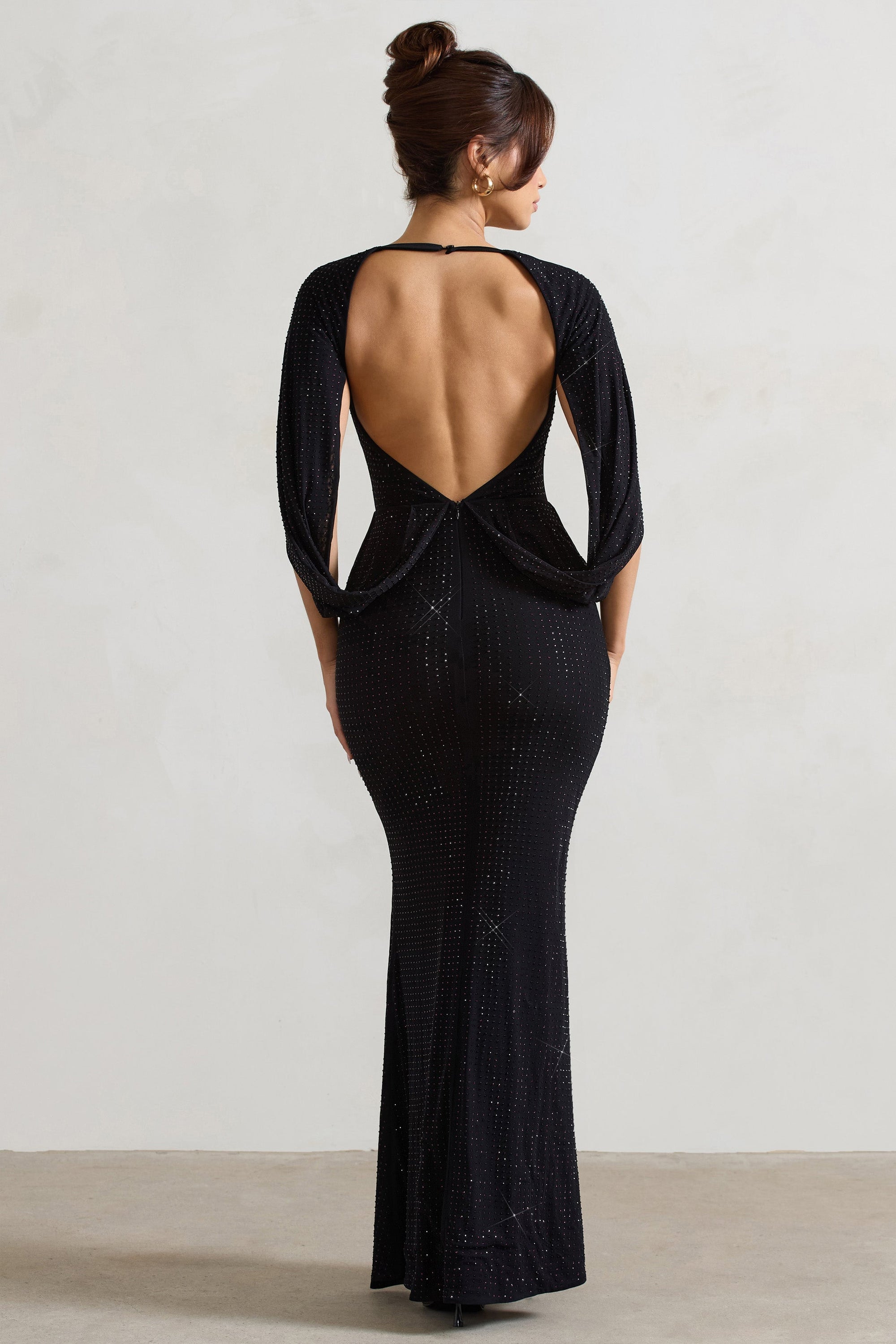 Broadway | Robe longue noire à traîne ornée avec manches cape