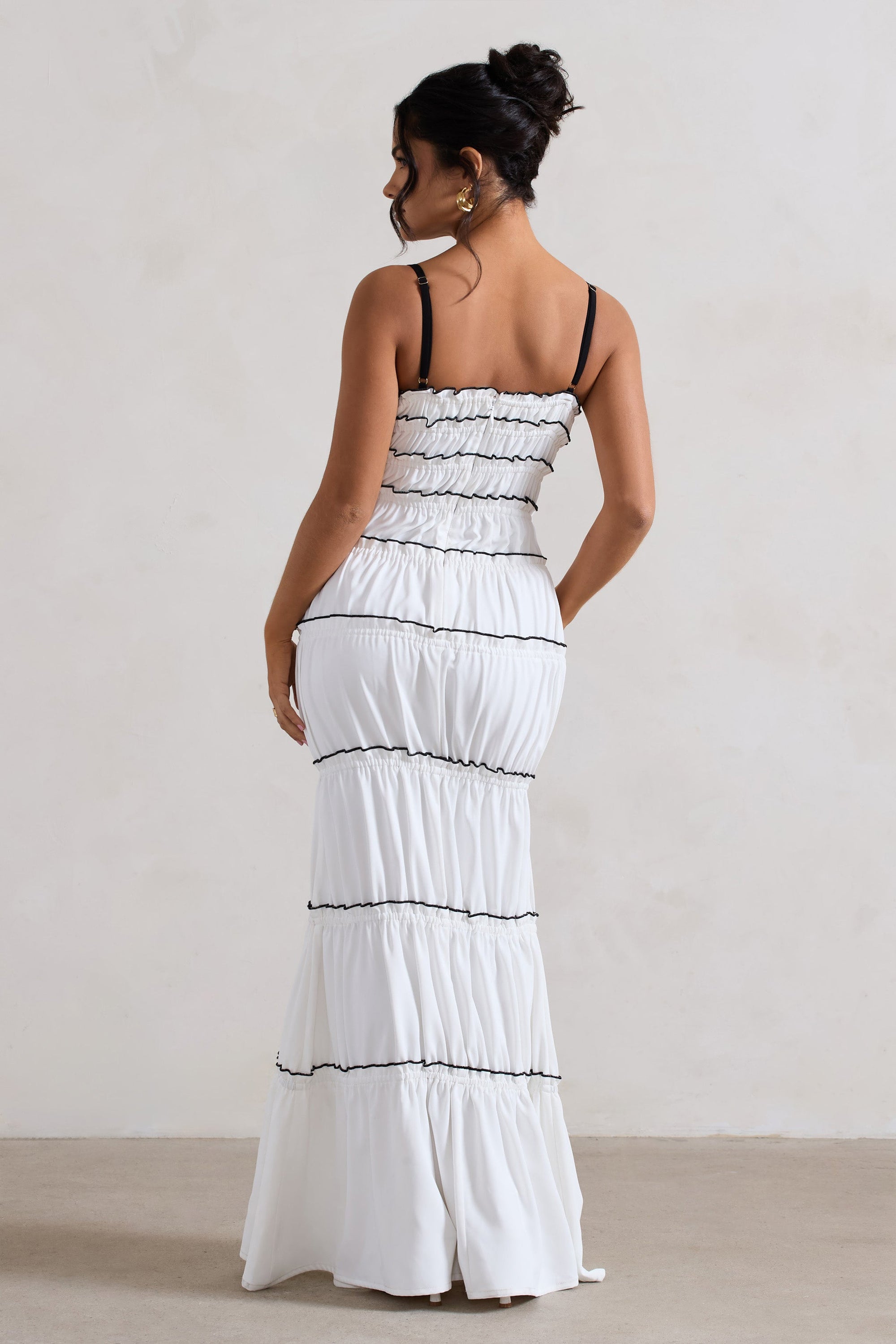 Summer Breeze | Robe longue blanche à bretelles avec volants et fronces