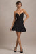 Koko | Mini-robe noire décolleté en coeur et volants sur la longueur