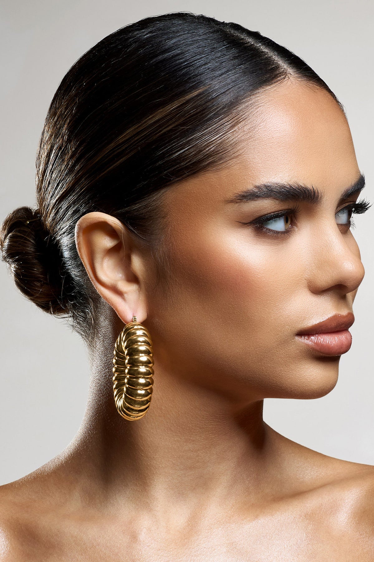 WB_HR_CL134496007-RialtaGoldRibbedChunkyHoopEarrings0_dc4bf6a5-13eb-4f21-a2bd-b681467c1ed5