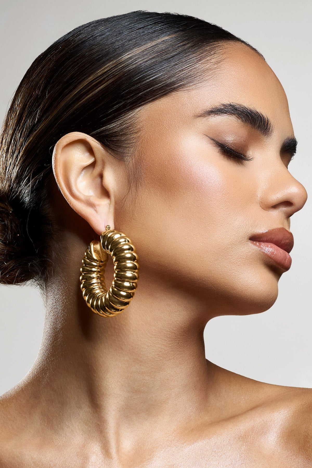 WB_HR_CL134496007-RialtaGoldRibbedChunkyHoopEarrings1_374e3515-b31f-44a7-913d-fab409adf374