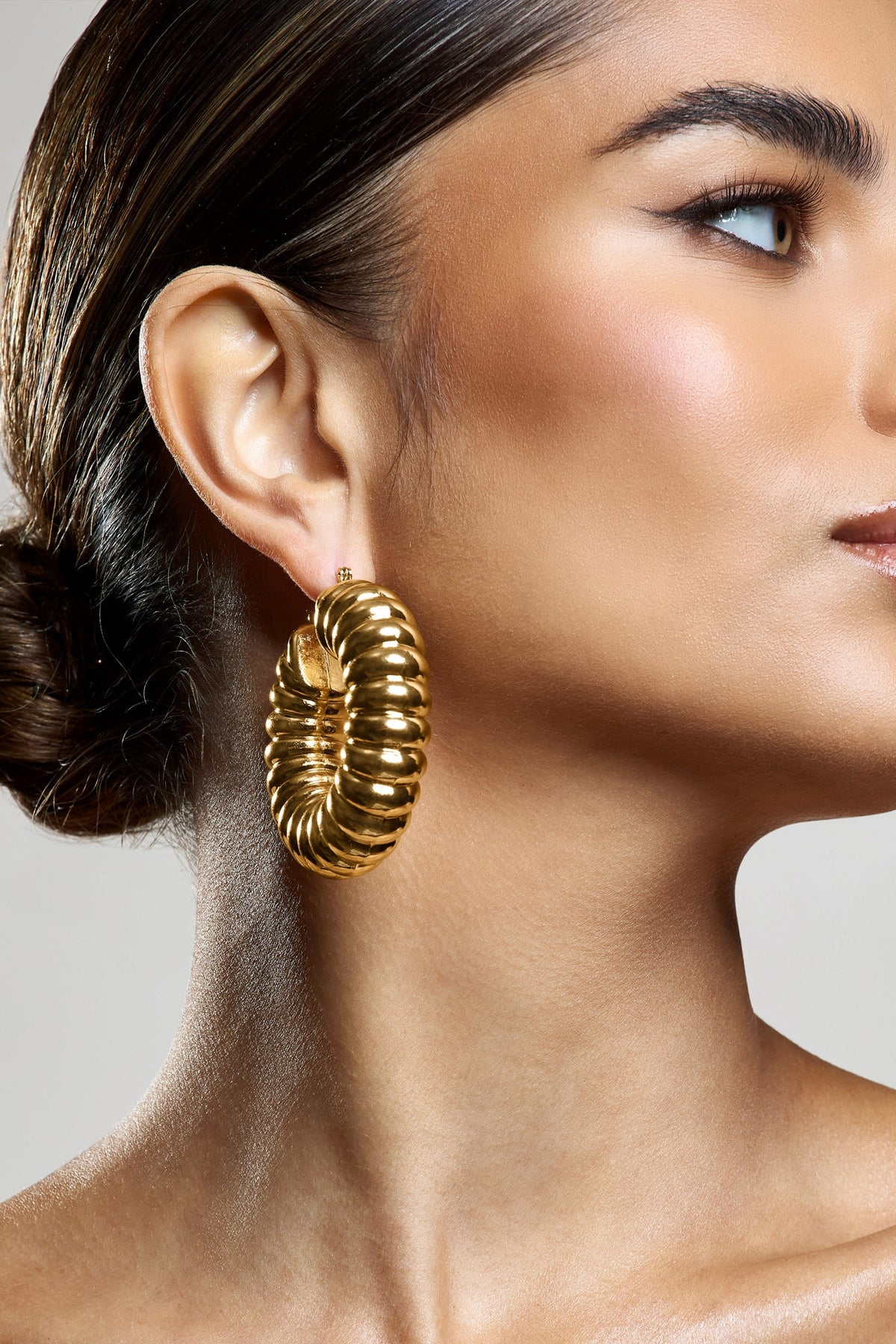 WB_HR_CL134496007-RialtaGoldRibbedChunkyHoopEarrings6_fe45c1b3-47ed-43c9-8083-be96922261ed