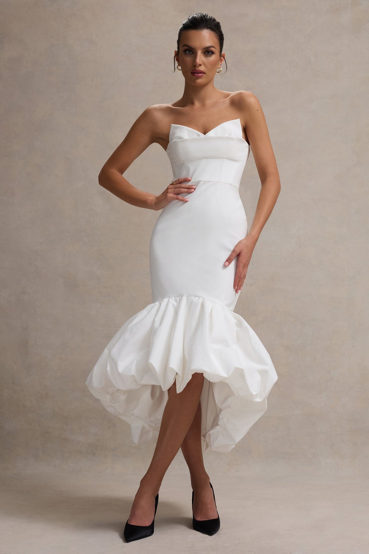 Emmelina | Robe longue blanche avec corsage corset et ourlet volumineux
