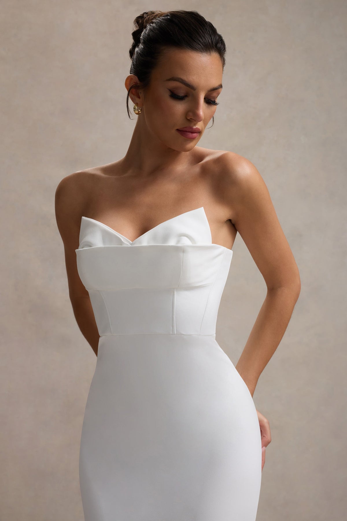 Emmelina | Robe longue blanche avec corsage corset et ourlet volumineux