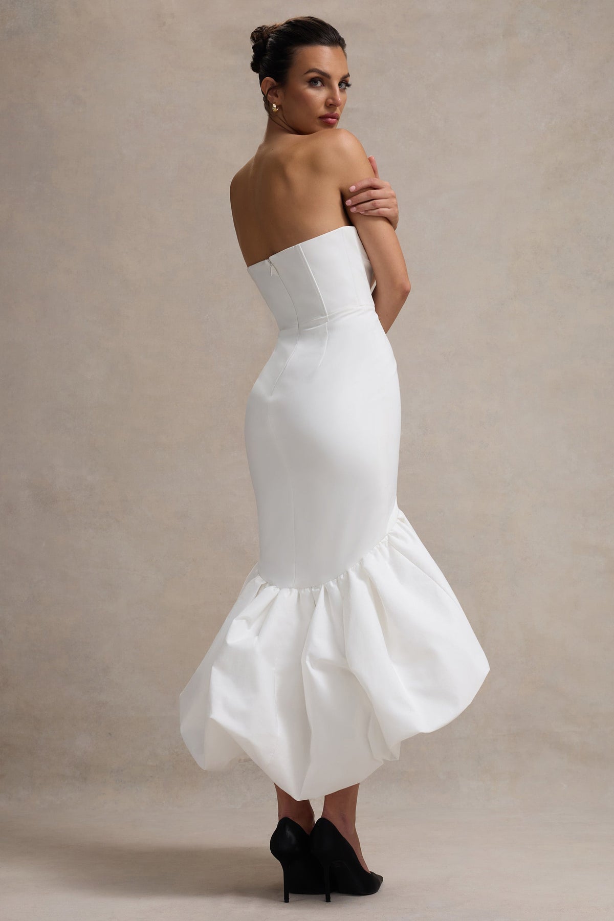Emmelina | Robe longue blanche avec corsage corset et ourlet volumineux
