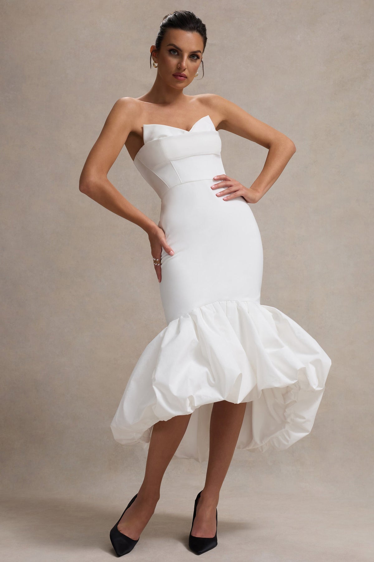 Emmelina | Robe longue blanche avec corsage corset et ourlet volumineux