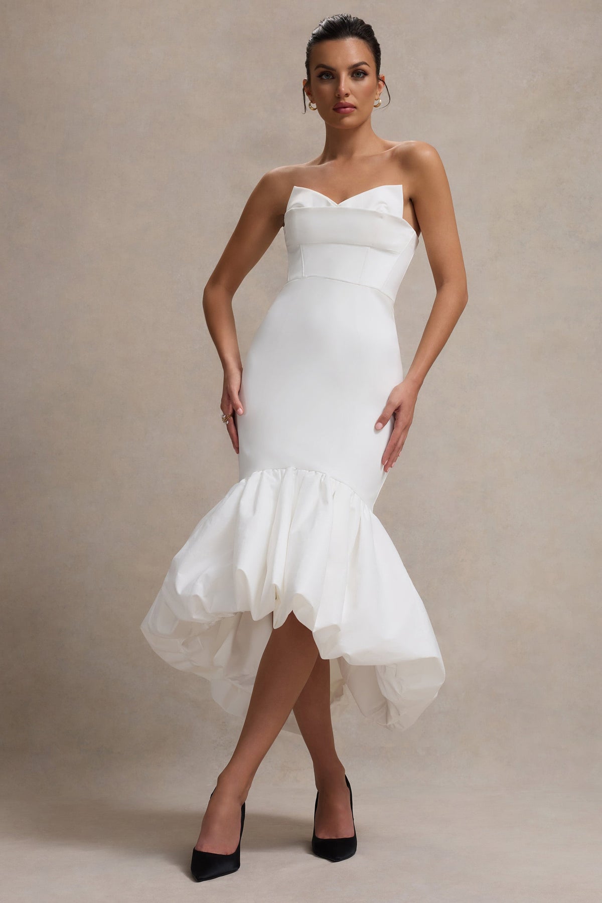 Emmelina | Robe longue blanche avec corsage corset et ourlet volumineux