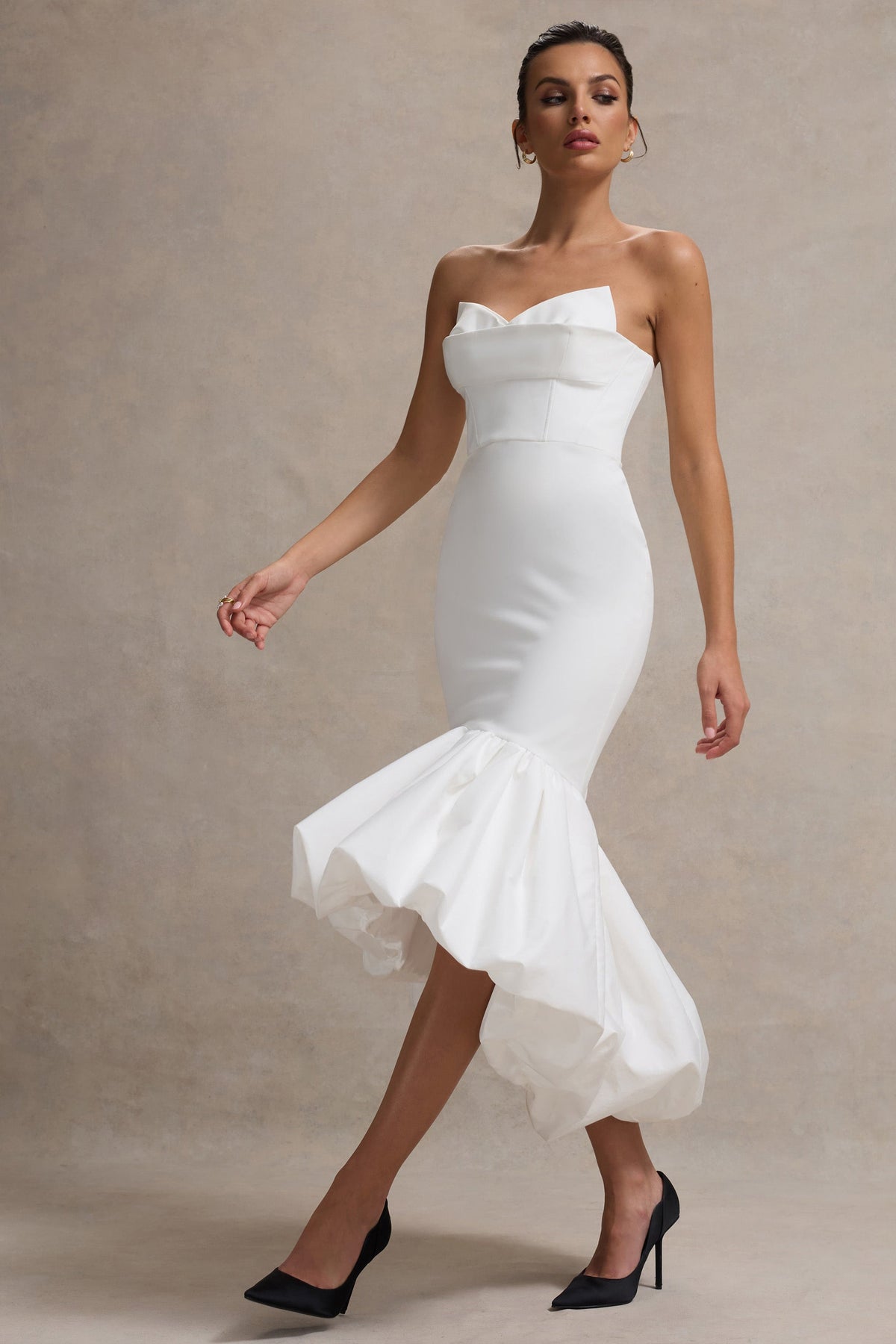 Emmelina | Robe longue blanche avec corsage corset et ourlet volumineux
