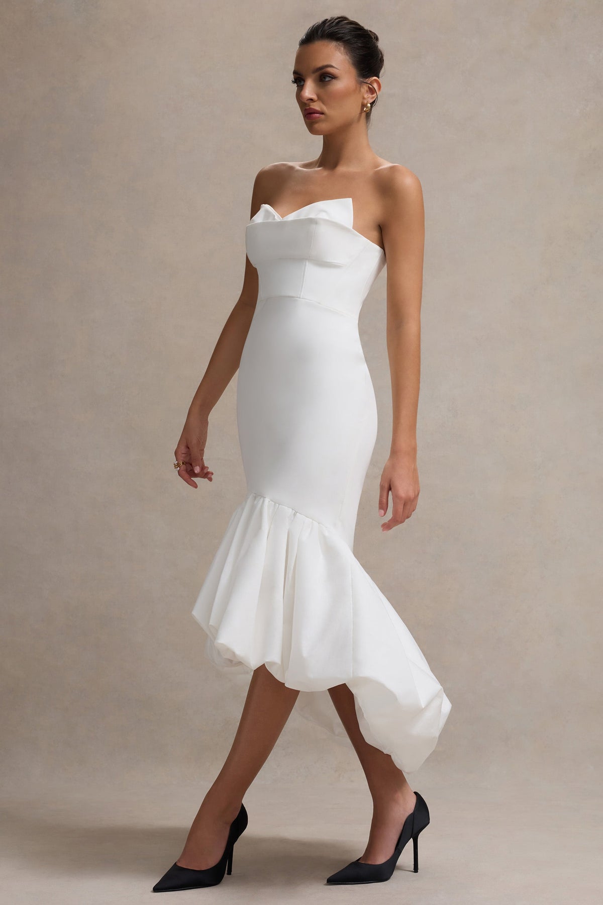 Emmelina | Robe longue blanche avec corsage corset et ourlet volumineux