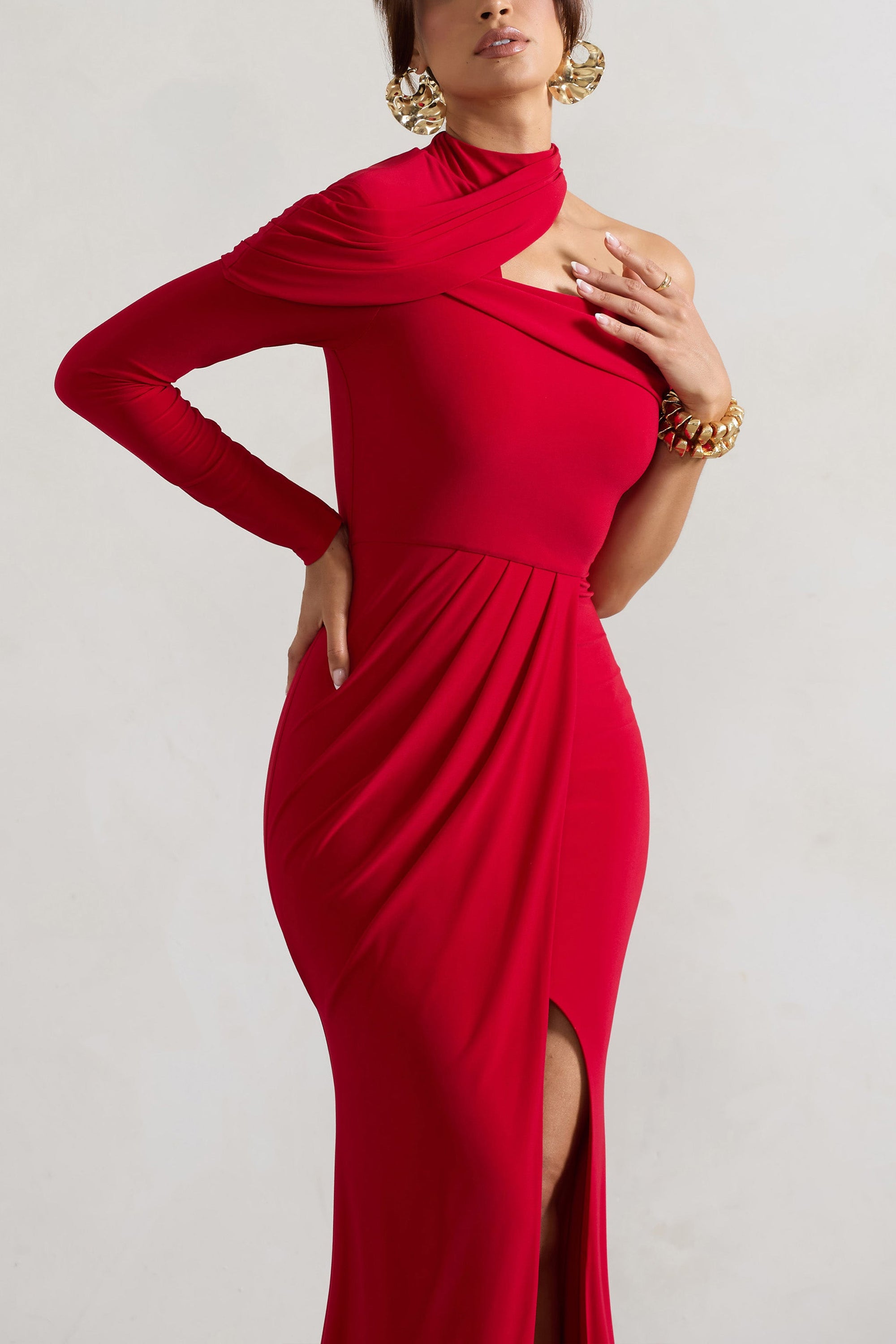 Tyla | Robe longue rouge asymétrique à encolure haute et fente sur la jambe
