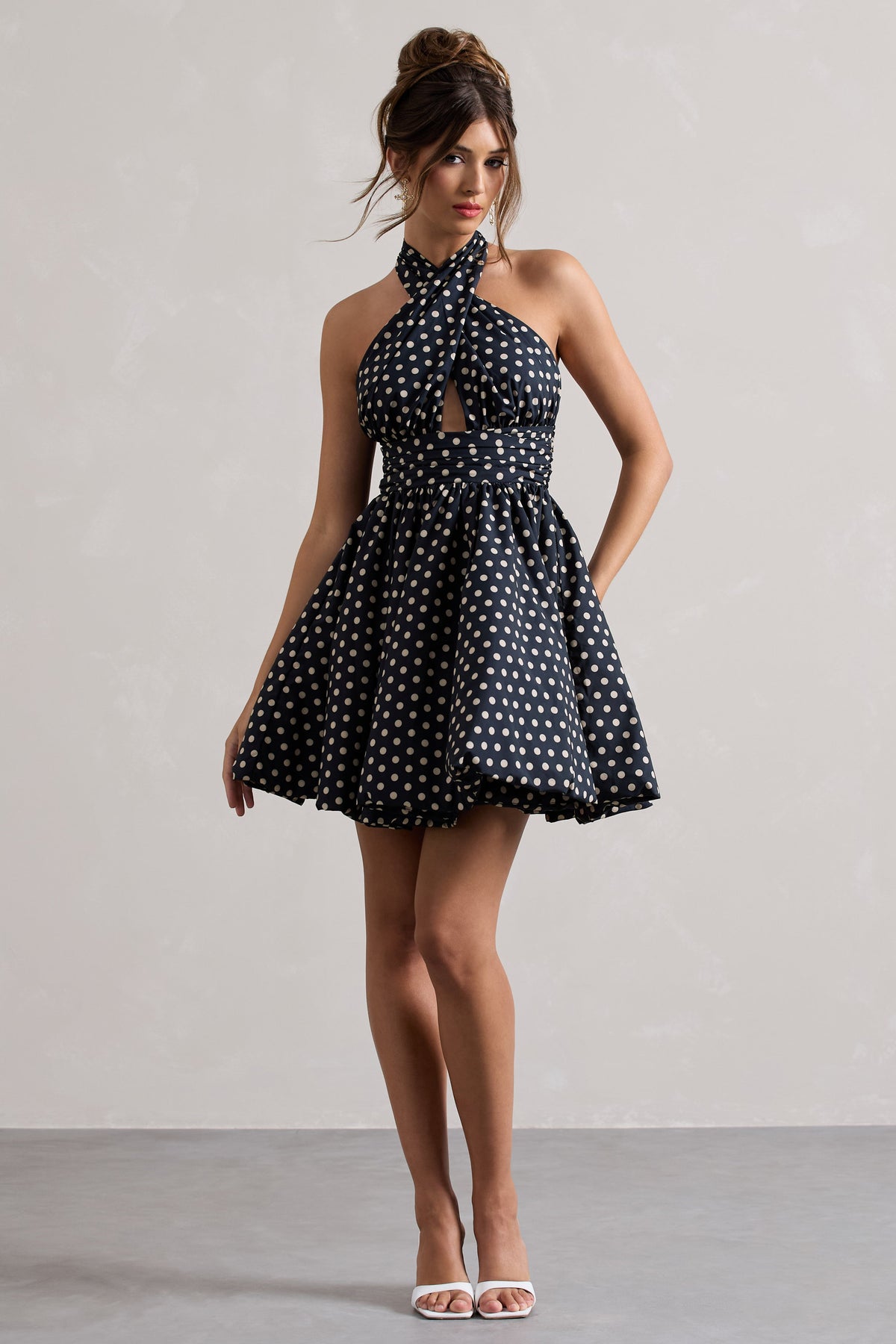 Levie | Mini-robe bleu marine à pois avec décolleté halter