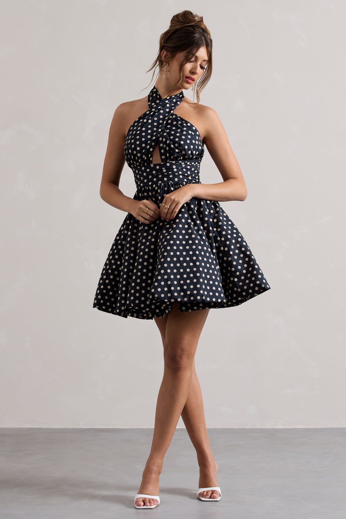 Levie | Mini-robe bleu marine à pois avec décolleté halter