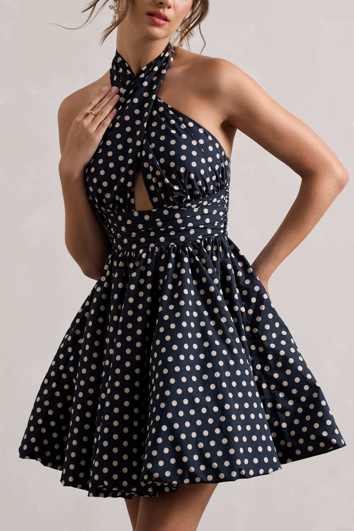 Levie | Mini-robe bleu marine à pois avec décolleté halter