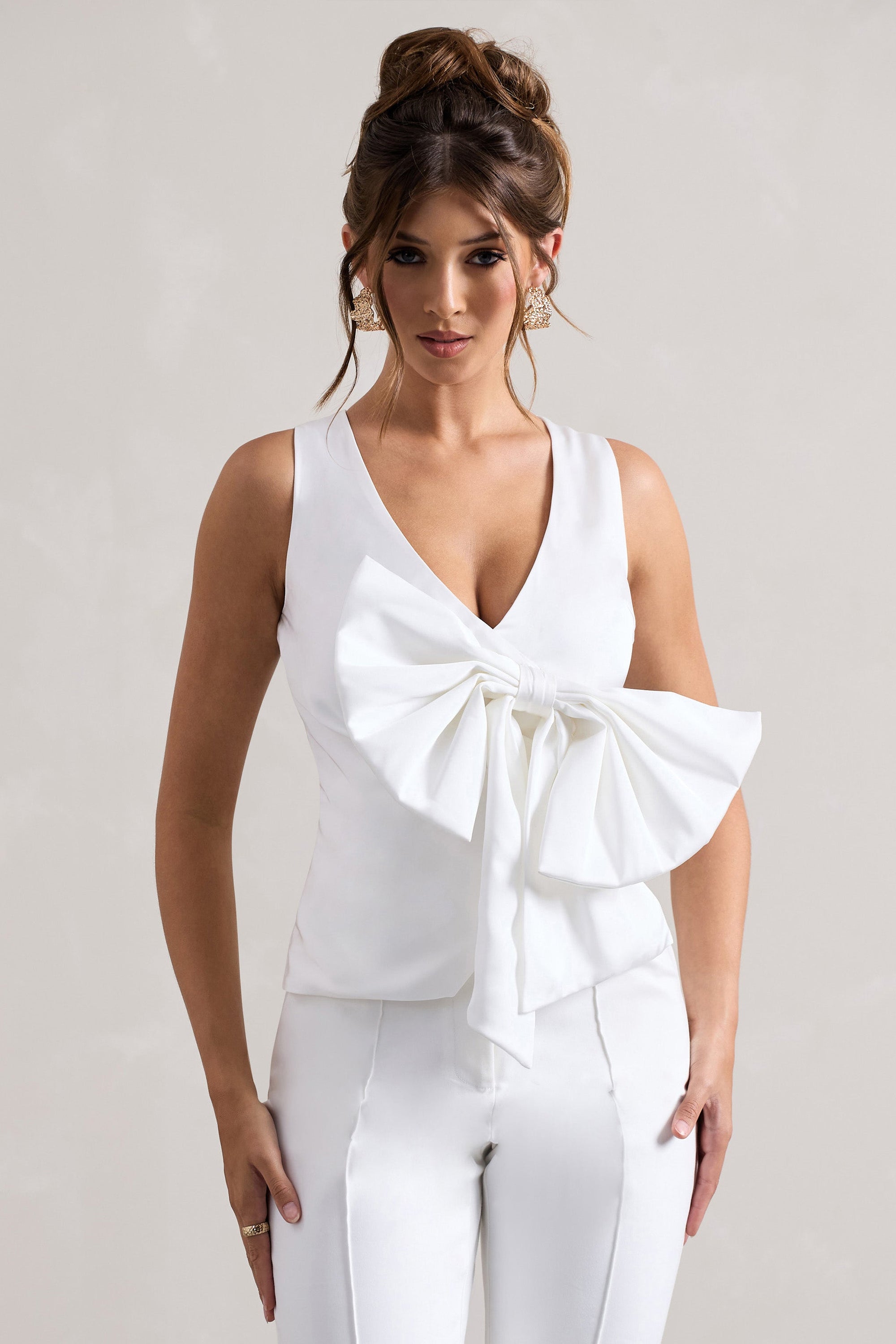 Adoration | Haut en satin noir décolleté plongeant et noeud