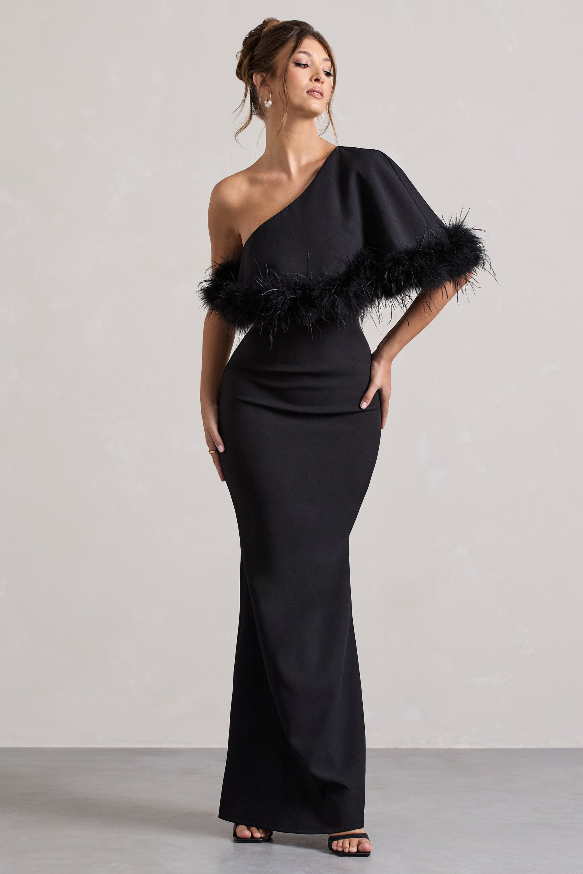 Valor | Robe longue noire asymétrique avec plumes
