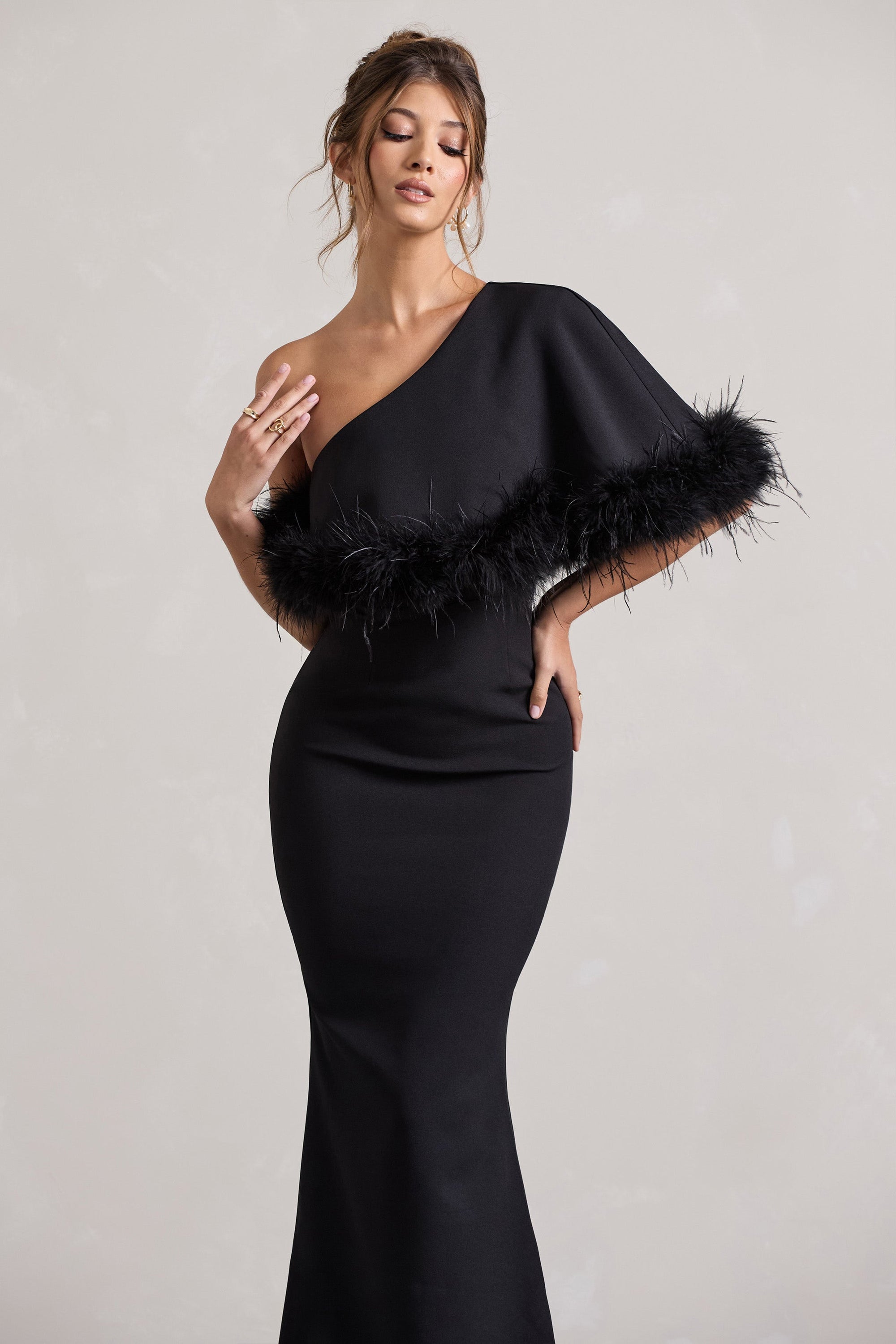 Valor | Robe longue noire asymétrique avec plumes