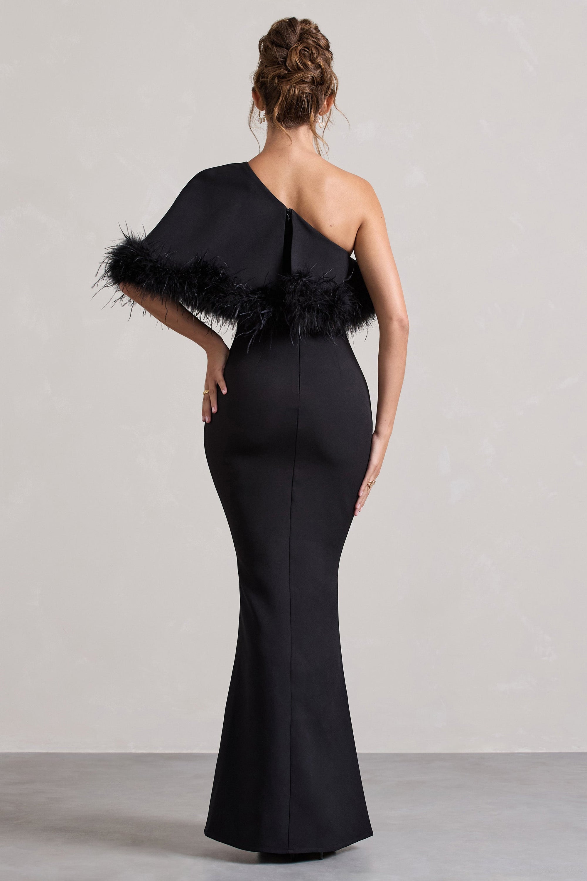 Valor | Robe longue noire asymétrique avec plumes