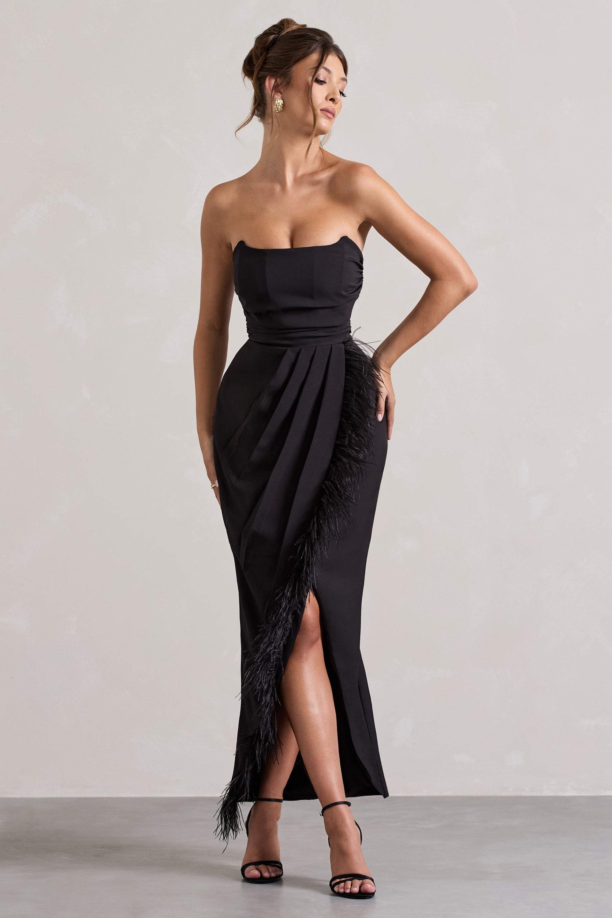 Chosen | Robe longue bandeau noire avec borbure en plumes