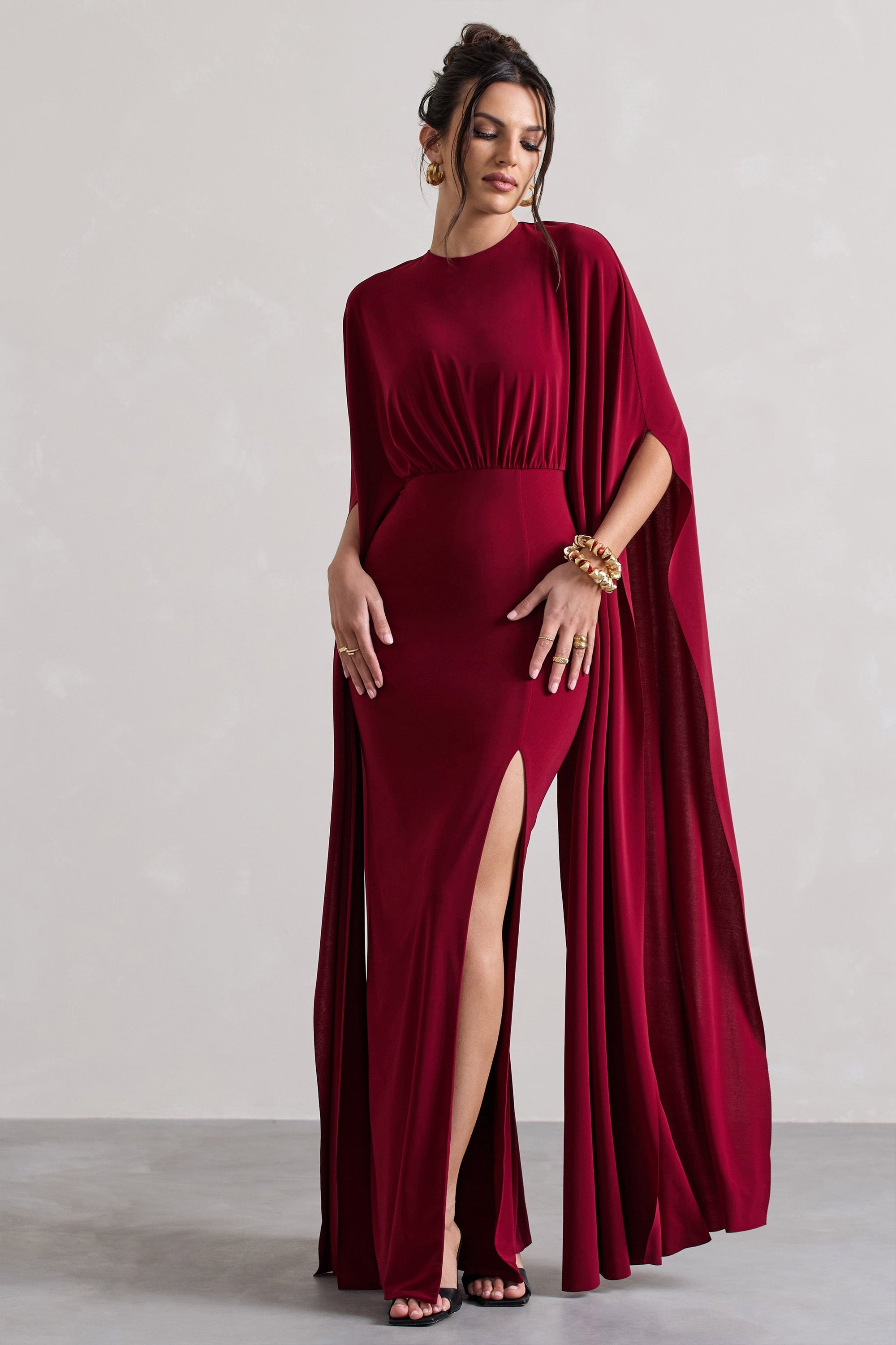 Ilaria | Robe longue rouge cerise à manches cape avec fente