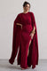 Ilaria | Robe longue rouge cerise à manches cape avec fente