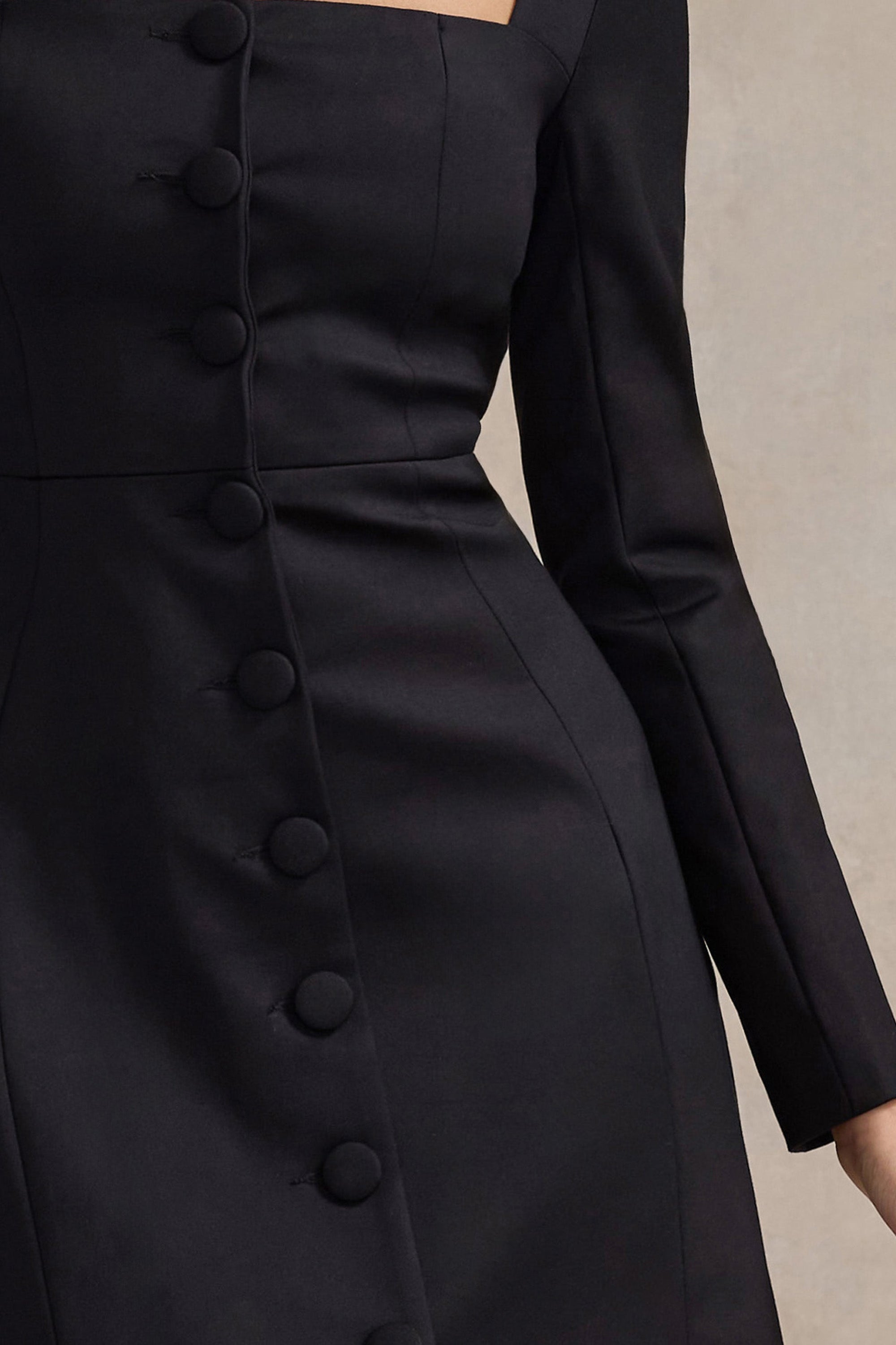 Andie | Mini-Robe à Encolure Carrée Noire Ajustée