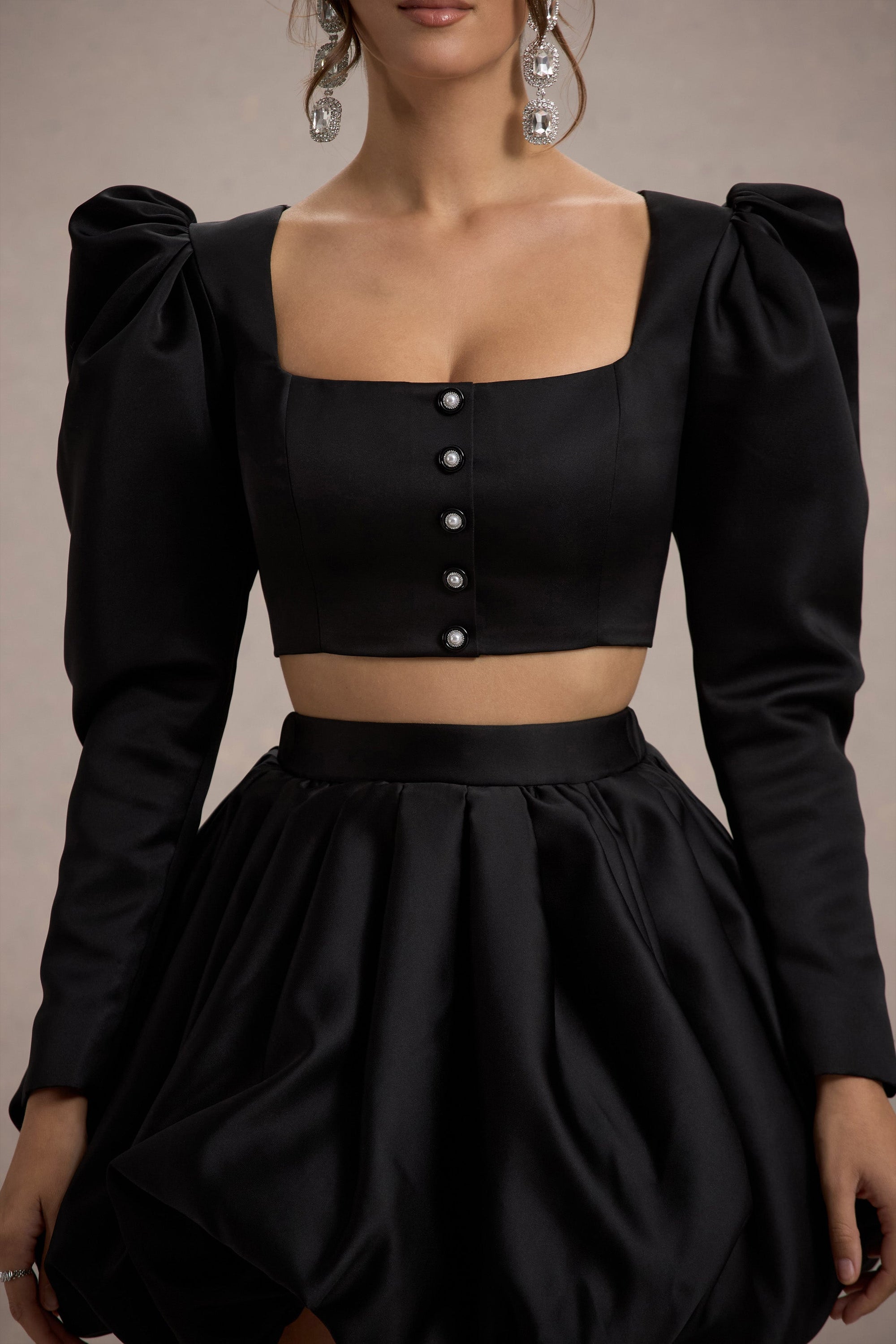 Eloisa | Veste courte en satin noir à manches bouffantes