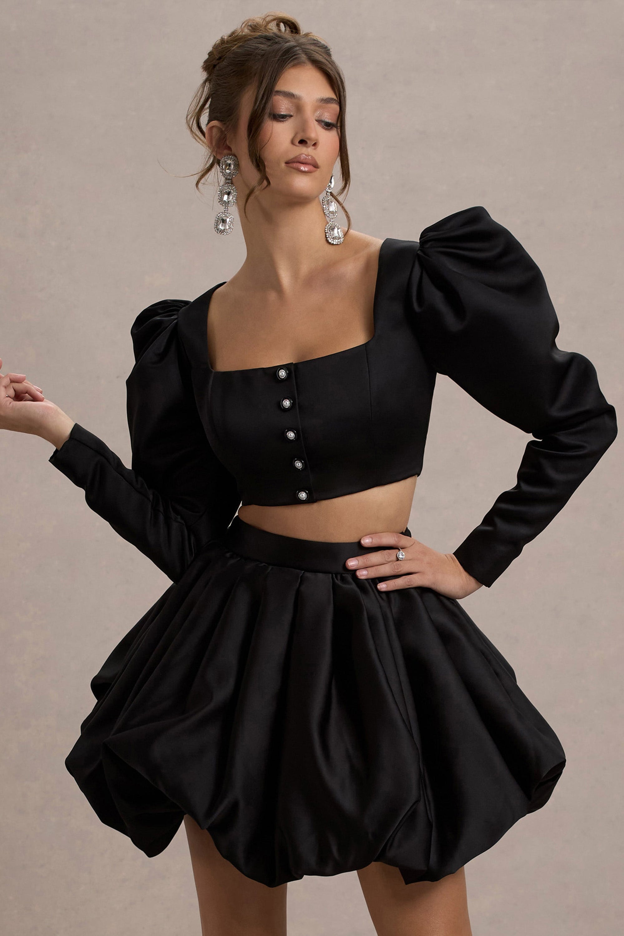 Eloisa | Veste courte en satin noir à manches bouffantes