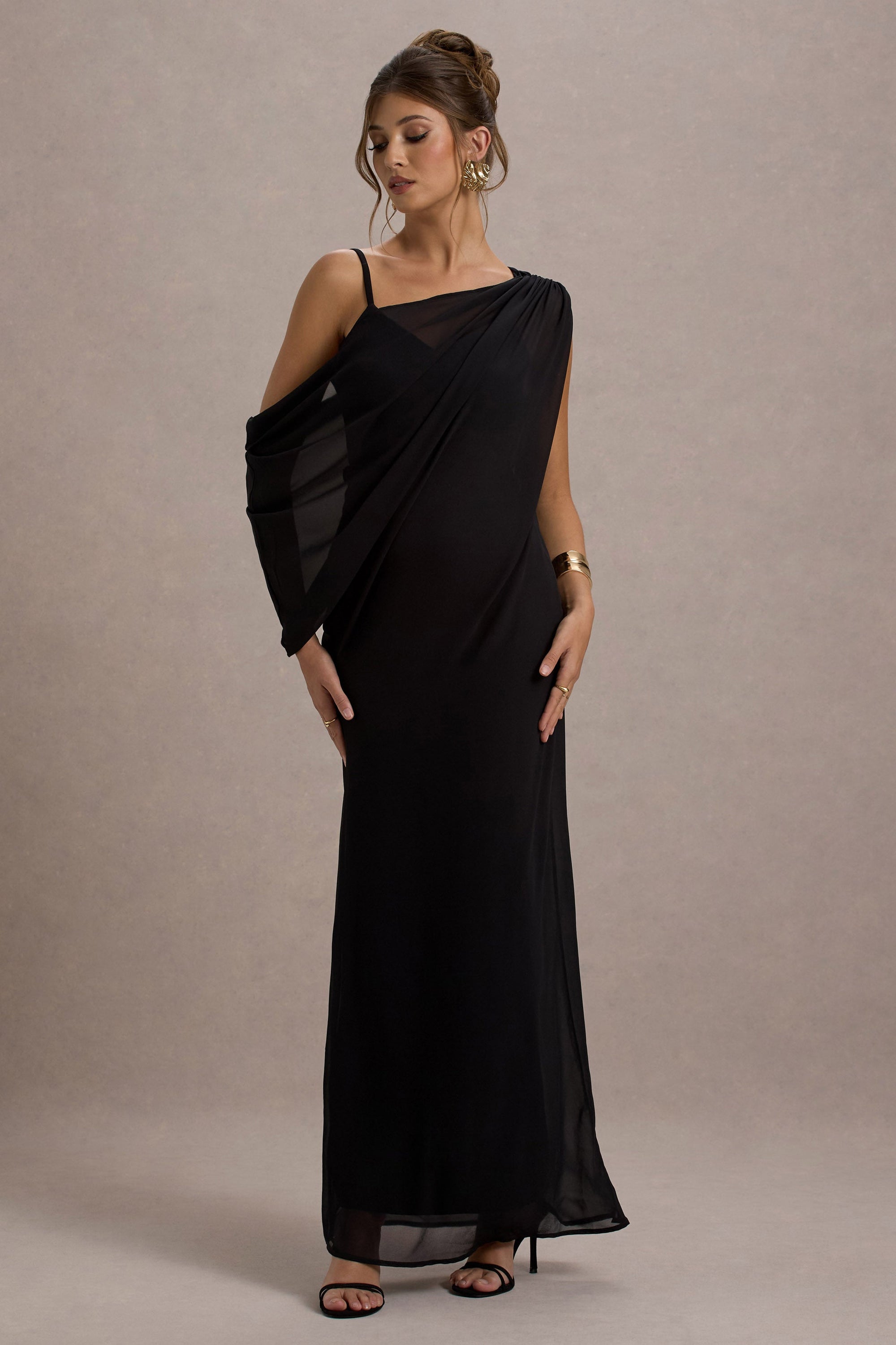 Aeliana | Robe longue noire à bretelles avec décolleté en V et ceinture en chiffon
