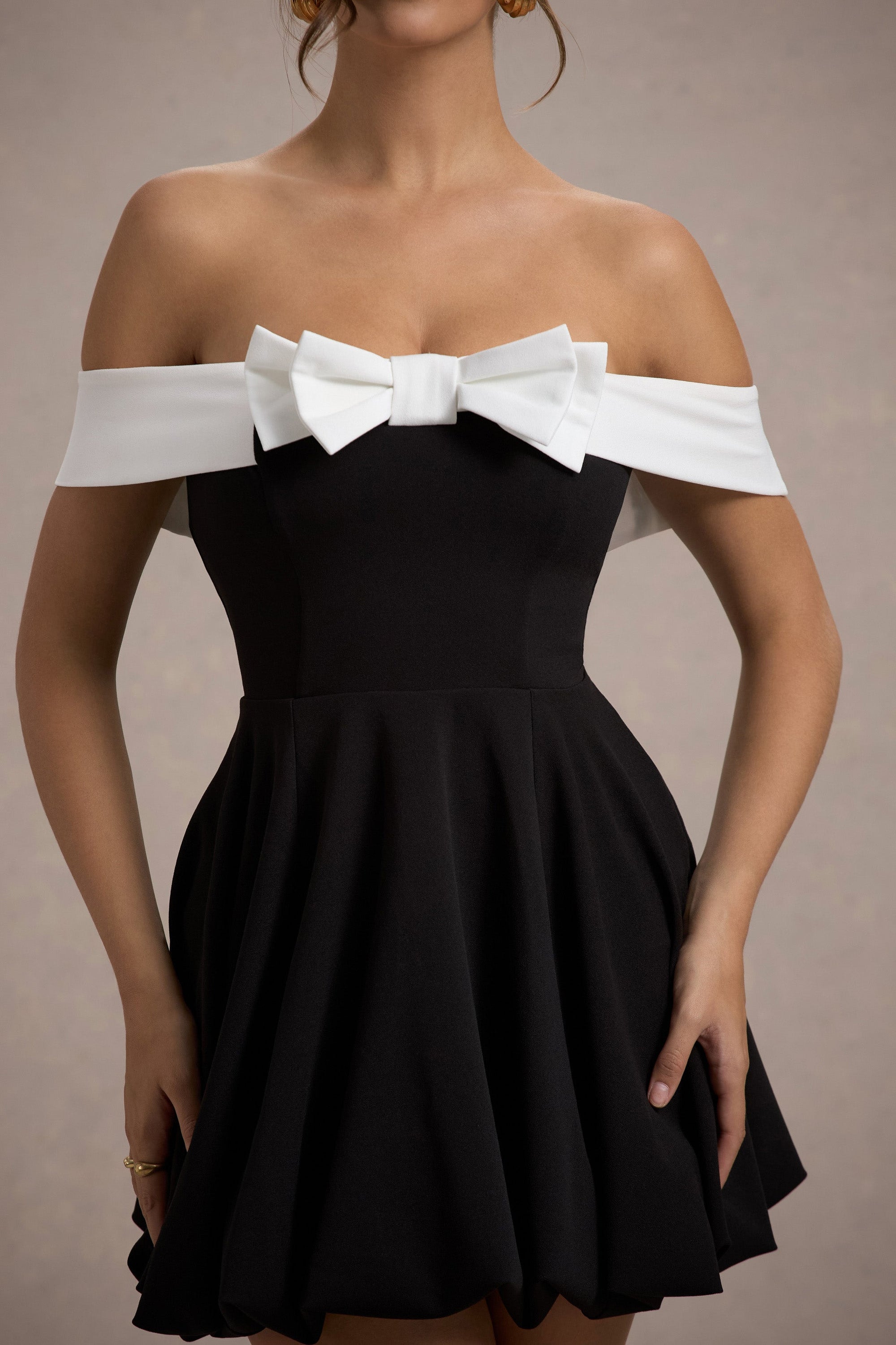 Minimoiselle | Mini-robe bardot noire et blanche avec nœud et jupe bouffante