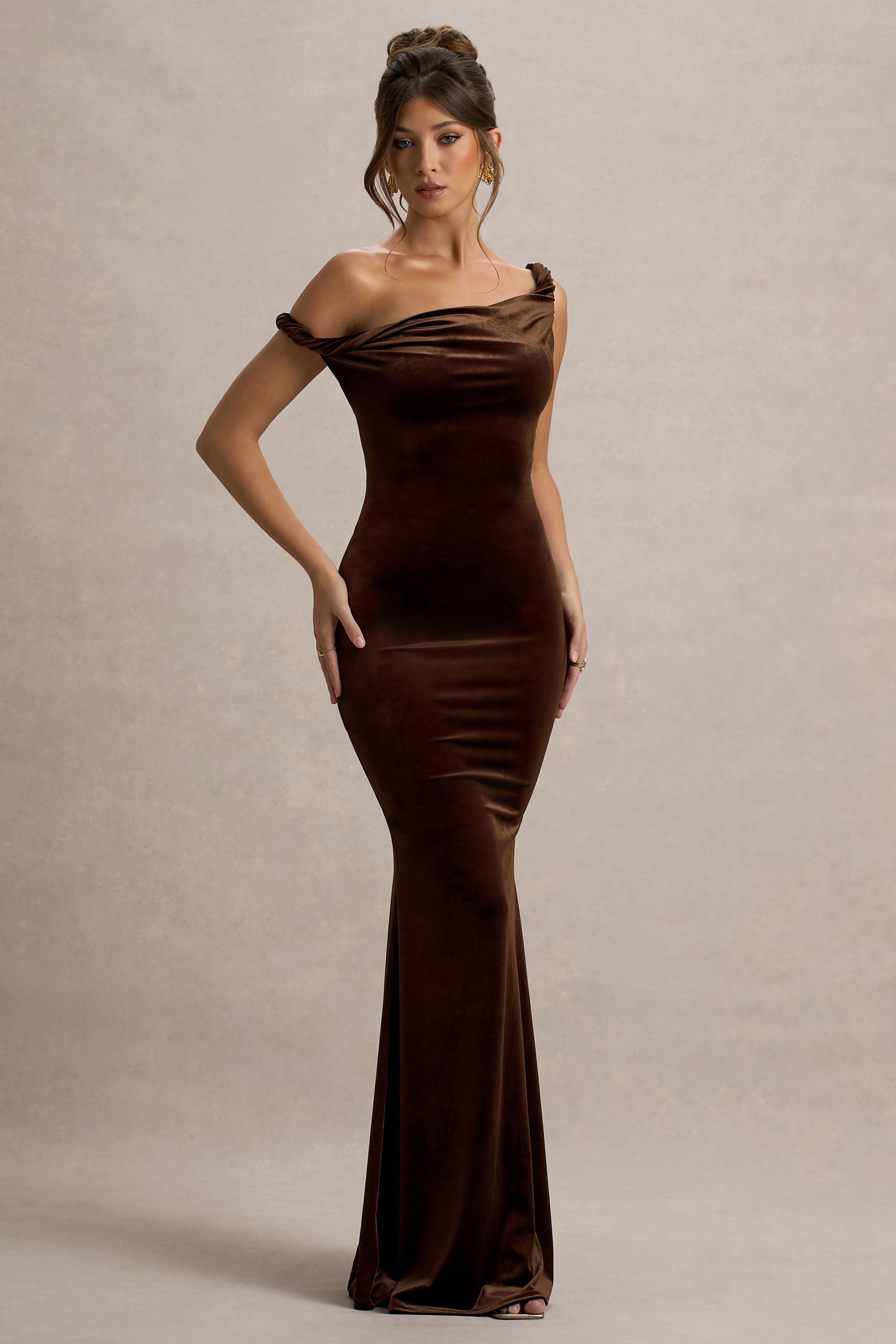 et.UNiVER Sweetheart velour dress ブラウン/S Neeka | Brown Velvet Twisted Asymmetric Maxi Dress – Club L London